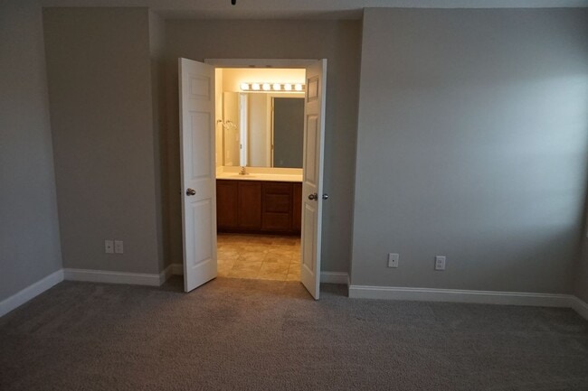Building Photo - 3 Bedroom 2.5 Bathroom home located in Rogers Farm in Hubert!