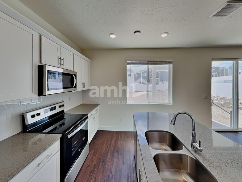 Building Photo - 7135 Woods Rose Dr