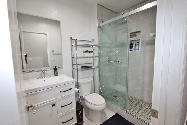 Building Photo - $2,890- GORGEOUS TWO BEDROOM CONDO IN CENTRAL FREMONT BLOCKS FROM BART