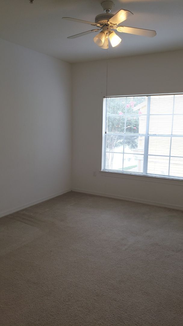 Building Photo - Large 3-Bedroom, 2-Bath Condo with Solariu...