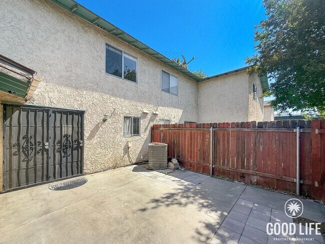 Building Photo - Comfortable 2BD/1.5BA Condo in Riverside with Private Patio, Community Pool & One Car Garage