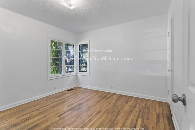 Building Photo - Charming Three Bedroom in Woodstock Neighborhood!