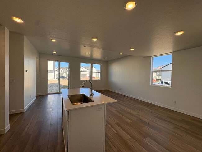 Building Photo - Gorgeous End-Unit Townhome in beautiful Salem!