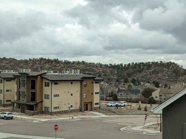 Building Photo - End Unit Townhome in Mountain Shadows near...