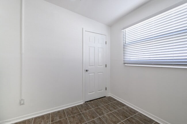 Building Photo - CLOSE TO HISTORIC DISTRICT AND PARKS
