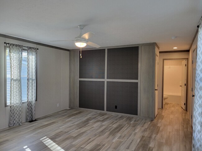 Building Photo - 11320 Greenfield Dr