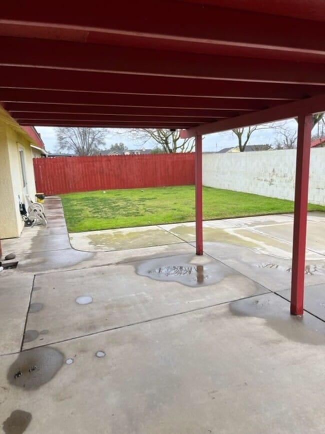 Building Photo - Nice home close to shopping and gas stations