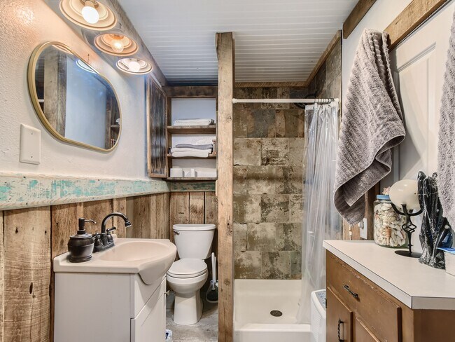 Building Photo - 6971 Sunnywood Dr