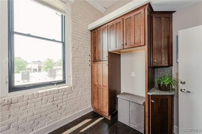 Building Photo - 612 Hull St