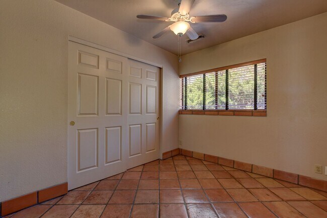 Building Photo - Home in Cliff Rose!