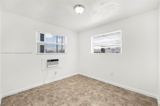 Building Photo - 126 SW 18th Ave