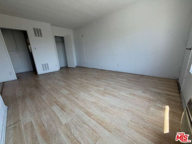 Building Photo - 1308 N Poinsettia Pl