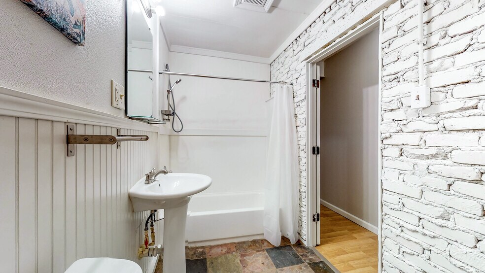 Building Photo - 4087 Creek Ct
