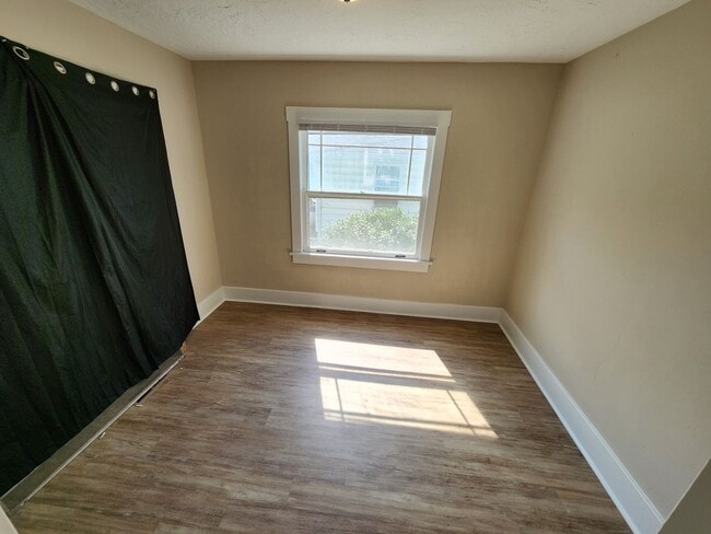 Building Photo - !! Spacious 2-Bedroom, 1-Bathroom Home AVA...