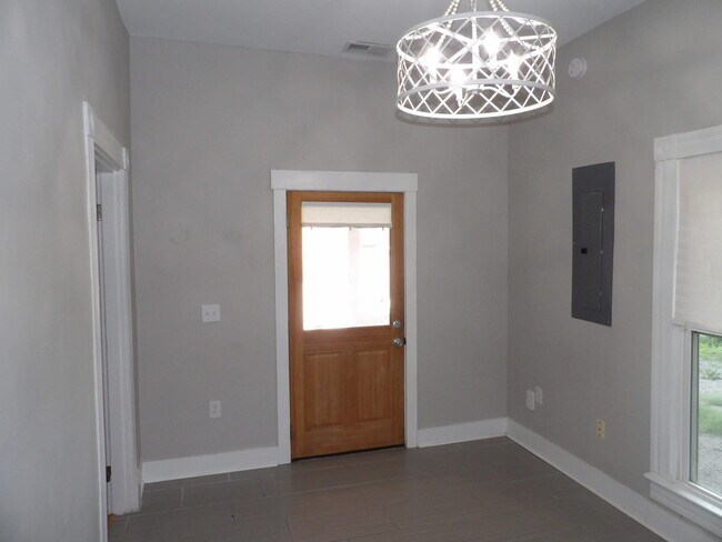 Building Photo - 609 Taylor Ave