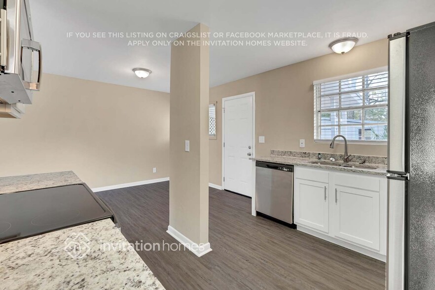 Building Photo - 1650 Cezanne Dr W