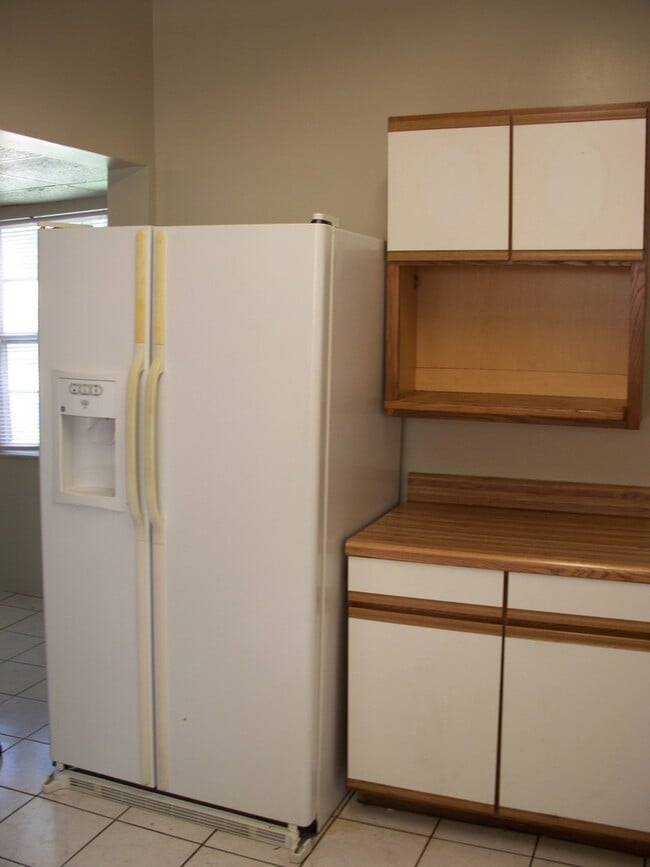 Building Photo - Beautiful Bungalow with heart-of-pine floors