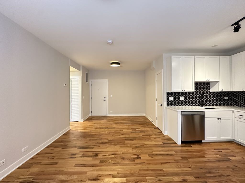 Building Photo - 659 W Wrightwood Ave