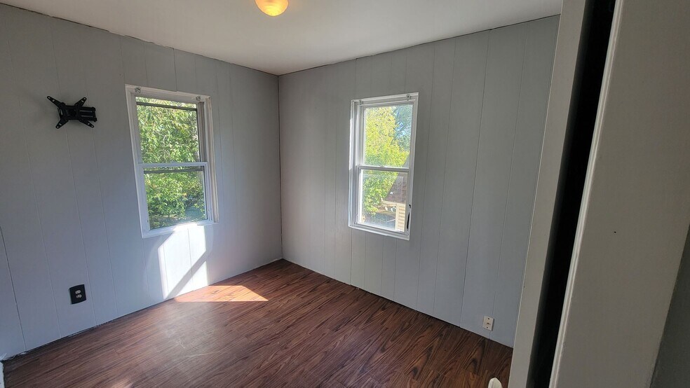 Building Photo - 421 E Thornton St