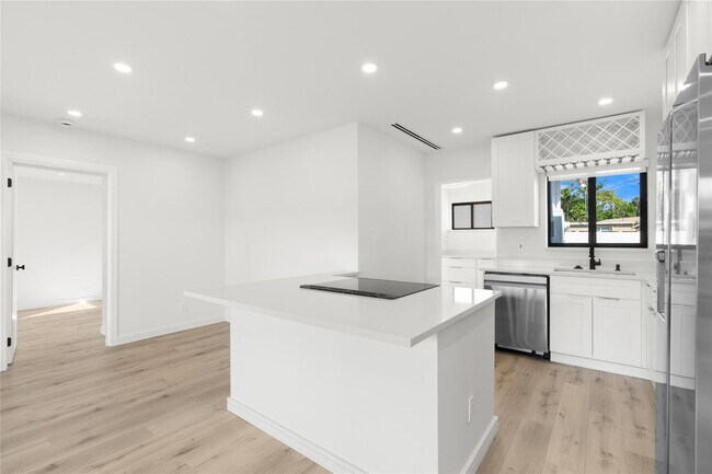 Building Photo - 455 SW 14th Ct