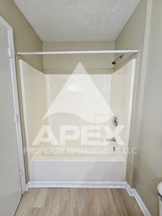Building Photo - MOVE-IN SPECIAL,NO RENT TIL JUNE 1ST! - 3 Bd | 2 Ba 1st Floor Condo in West Knoxville!