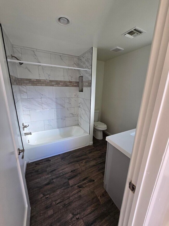 Building Photo - 332 W Illinois St