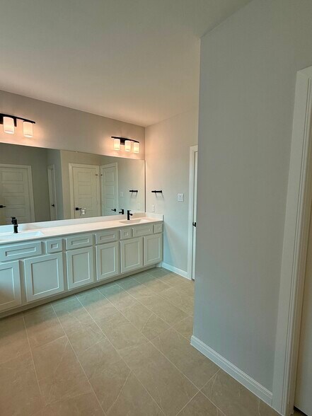 Building Photo - 1502 Roundup Way