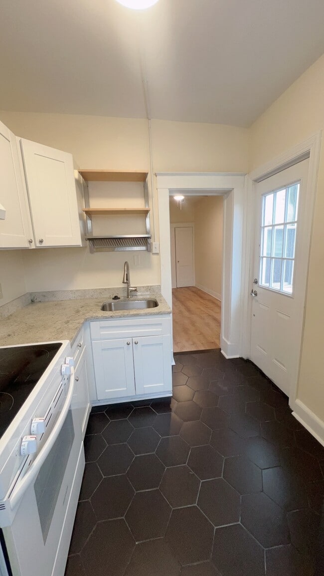 Building Photo - 2307 Windsor Ave