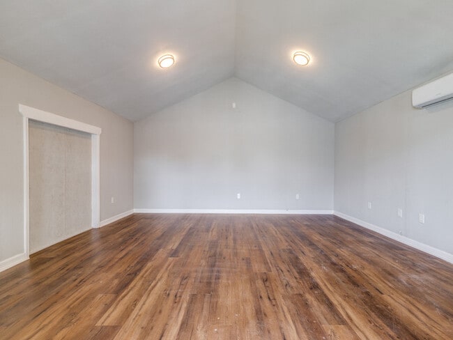 Building Photo - 411 Gober St