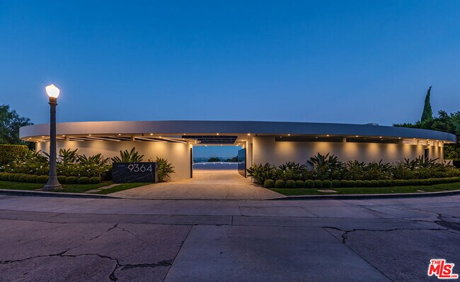 Building Photo - 9364 Beverlycrest Dr