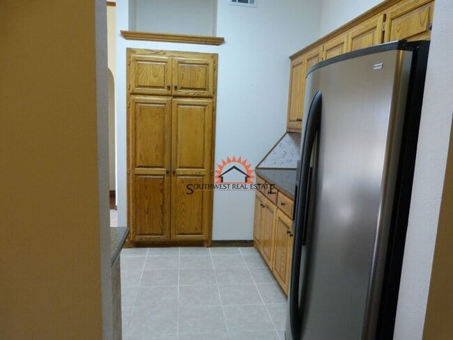 Building Photo - Spacious 4 bedroom 2 bath brick home