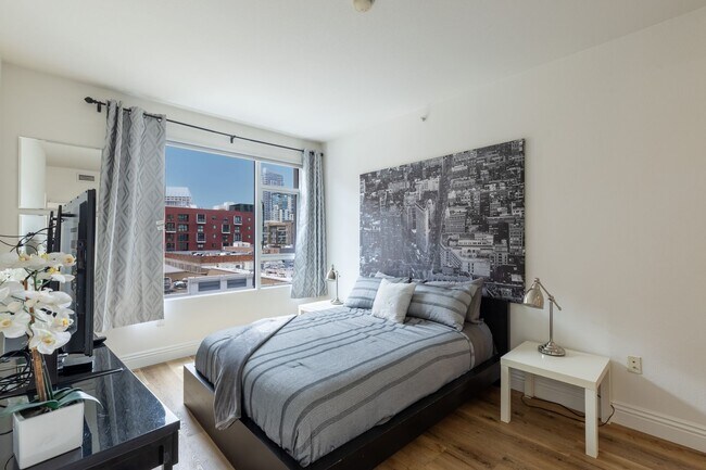 Building Photo - Modern 2 Bed/ 2 Bath Condo in the Heart of...