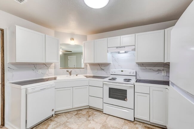 Building Photo - 2307 Traverse Dr