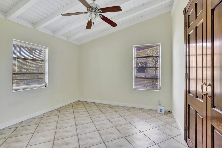 Building Photo - 1733 SW 5th Ct