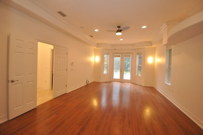 Building Photo - 12 Clementina Ct
