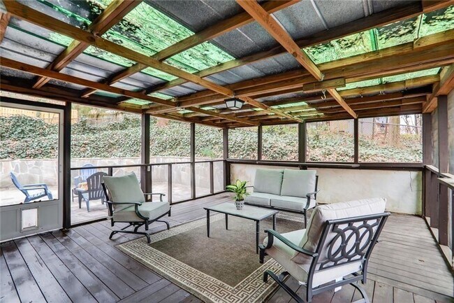 Building Photo - 2560 Skyland Trail NE