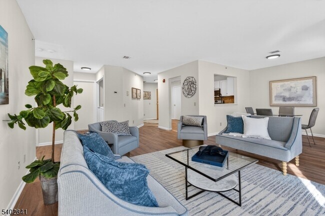 Building Photo - 11 Evergreen Dr