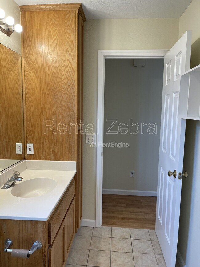 Building Photo - 2062 Red Oak Cir