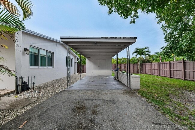 Building Photo - 701 NE 22nd Dr