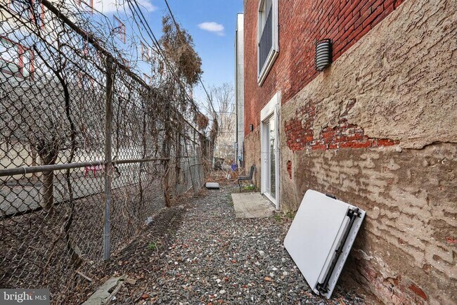 Building Photo - 980 N Marshall St