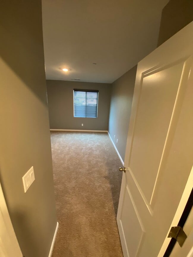 Building Photo - Beautiful home in desirable neighborhood for rent in Visalia CA