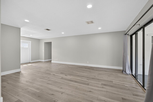 Building Photo - 1202 Essex Dr