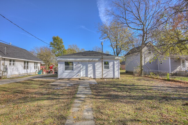 Building Photo - 1510 S Moffet Ave