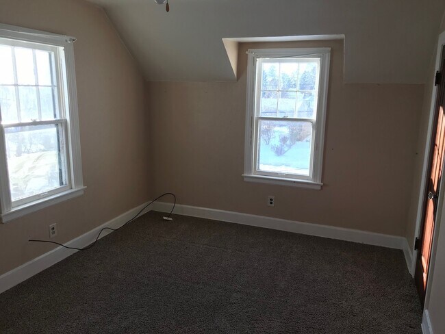 Building Photo - 323 Hillview Dr
