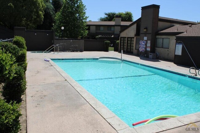 Primary Photo - 5500 Lennox Ave