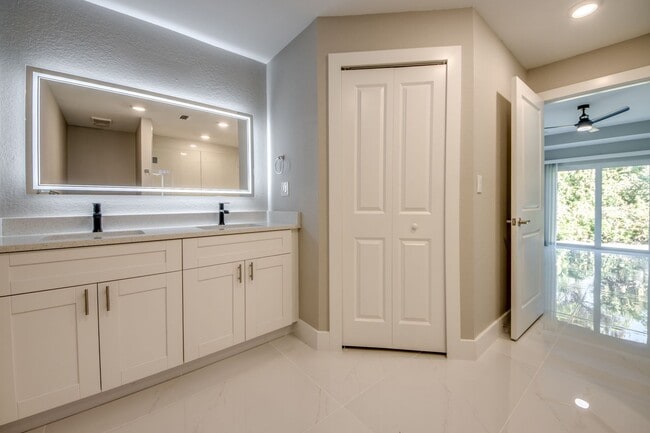 Building Photo - 3433 NE 11th Pl