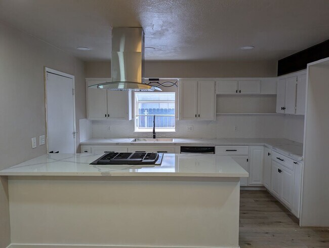 Building Photo - Nice 3 bedroom 2 bathroom Clovis home with...