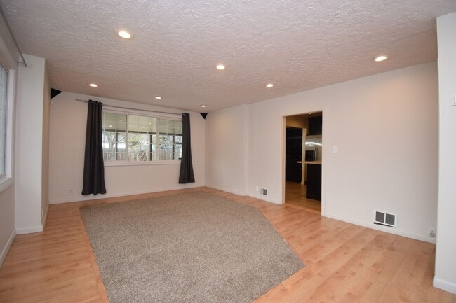 Building Photo - Bright Midvale 3 Bed – Near Fashion Place & Fort Union!!!