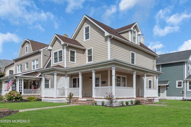 Building Photo - 300 Lareine Ave
