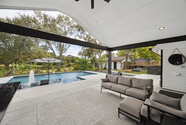 Primary Photo - 205 W Bayou Dr